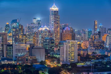 Photo sur Plexiglas Bangkok Ligne de ciel de Bangkok avec un immense parc avant le coucher du soleil