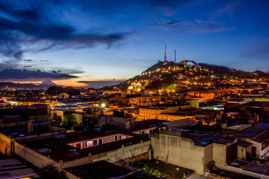 Oaxaca de Ju&aacute;rez at night - Oaxaca - Mexico