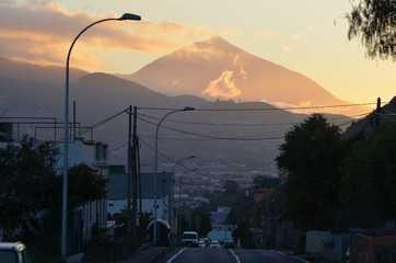 Le volcan Teide vu depuis les hauteurs de la ville de Laguna, île de Tenerife, archipel des...