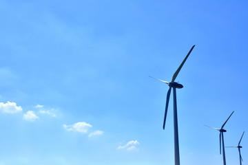 Fototapeta premium 風力発電の風車 青空