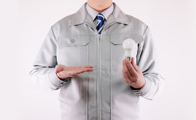 電球 作業服 男性 作業員