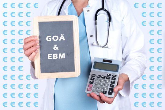 Arzt mit Taschenrechner und Schild mit GO&Auml; und EBM Abrechnung