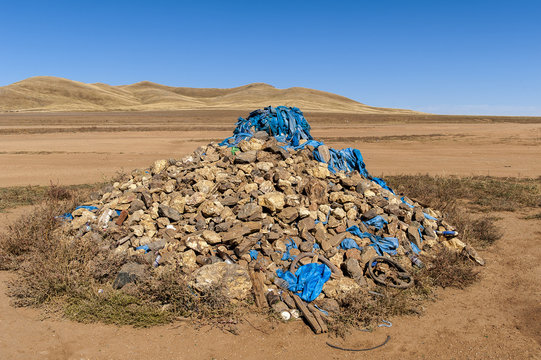 Ein "Owoo", ein religi&ouml;ser Steinhaufen in der W&uuml;ste Gobi, in der Mongolei
