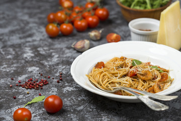 Spaghetti with shrimps and tomato sauce