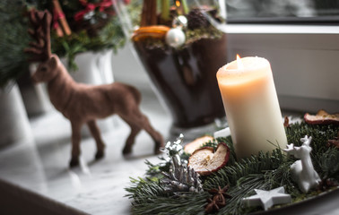 Dekorierte Fensterbang mit Adventskerze zur Weihnachtszeit