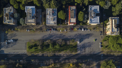 Vista aerea di un gruppo di palazzi in fila con un piccola piazza al di sotto.