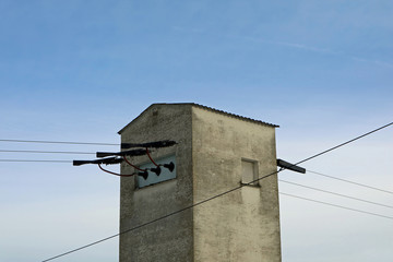 Stromturm mit blaun Himmel