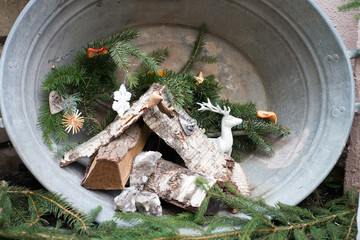 Dekoration / winterliche Dekoration mit Tannenzweig und Holz