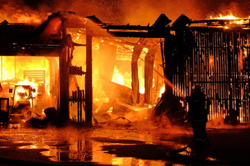 Großfeuer in einer Maschinenhalle und Lagerhalle
