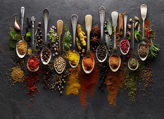 Zelfklevend Fotobehang Kruiden en specerijen op grafietachtergrond © Dionisvera