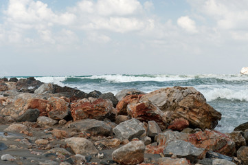 Fototapeta na wymiar Skalisty brzeg morza