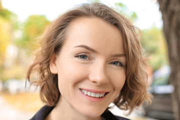 Obraz premium Beautiful smiling woman outdoors