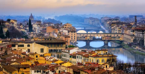 Foto op Plexiglas Ponte Vecchio-brug over de rivier de Arno in de oude stad Florence, Italië © Boris Stroujko