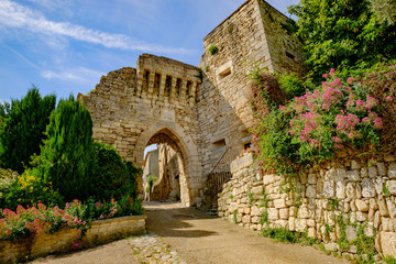 Village médiéval de Lacoste, Provence, France. Une des entrées de la ville fortifiée. Le...