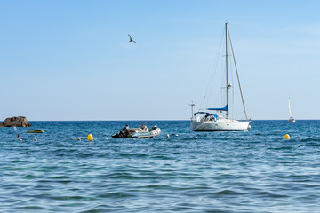 Obraz premium Sailboat at anchor near the beach