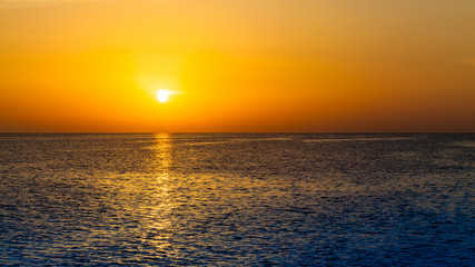 Obraz premium sunset over ocean. Sunset on the beach with beautiful sky. Dramatic sunset