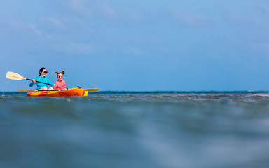 Naklejka premium Family kayaking at tropical ocean