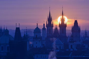 Rolgordijnen Zonneschijf achter torenspits van de Praagse Onze-Lieve-Vrouwekerk voor Tyn © dves