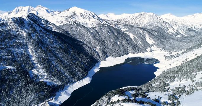 paysage de montagne avec un lac
