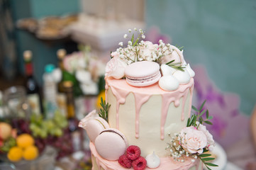 Chic wedding cake decorated with berries and shells 9673.