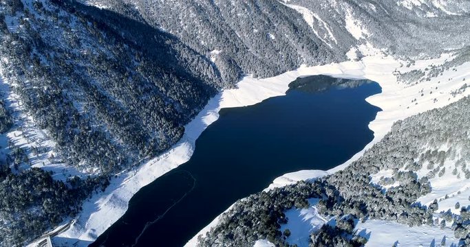 paysage de montagne avec un lac