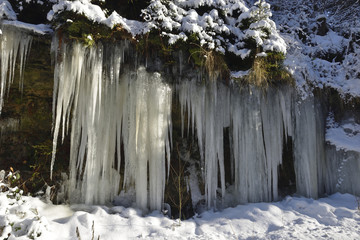 Eiszapfen an einer Strasse