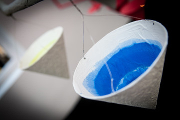 Fototapeta na wymiar Schale mit Farbe blau Kunst