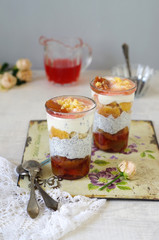 Pflaumen Mohncreme Trifle mit Bisquit