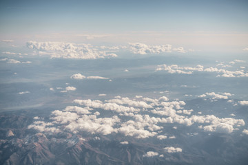 Naklejka premium aerial shot from plane flying above the desert in daytime