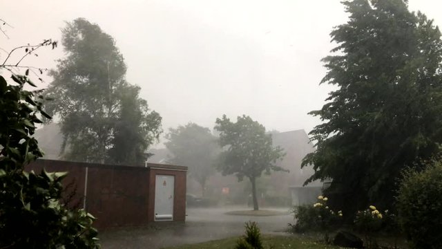 Regen und Hagel ein Unwetter in Norddeutschland
