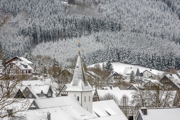 Winterliches Dorf mit Kirche