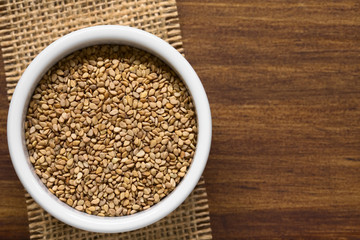 Geröstete Sesam Samen in kleiner Schüssel, fotografiert mit natürlichem Licht