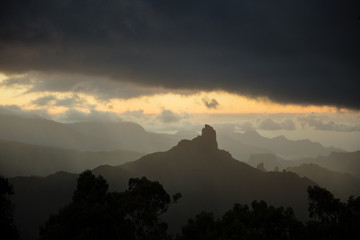 Gebirge in Gran Canaria bei Sonnenuntergang