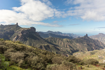 Fototapeta na wymiar Landschaft in Gran Canaria mit Roque Nublo und Roque Bentayga