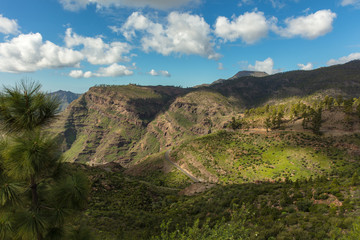 Fototapeta na wymiar Karges Gebirge mit Himmel in Gran Canaria