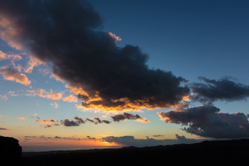 Himmel mit Wolken bei Sonnenaufgang