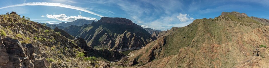Fototapeta na wymiar Panorama mit Gebirge und Schlucht in Gran Canaria