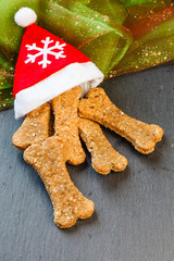 Weihnachtsmütze mit Hundekeksen gefüllt