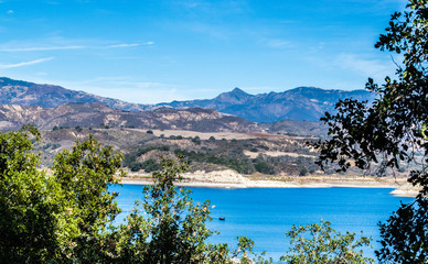 Obraz na płótnie Canvas California's scenic Lake Cachuma with San Rafael Mountains in the distance