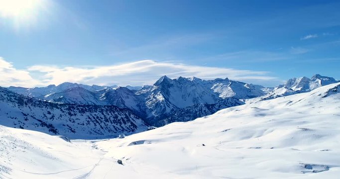 Vue a&eacute;rienne au dessus d'une chaine de montagne couverte de neige sous le soleil dans les Pyr&eacute;n&eacute;es - pic sommet blanc ciel bleu nature rocher vacance voyage panorama