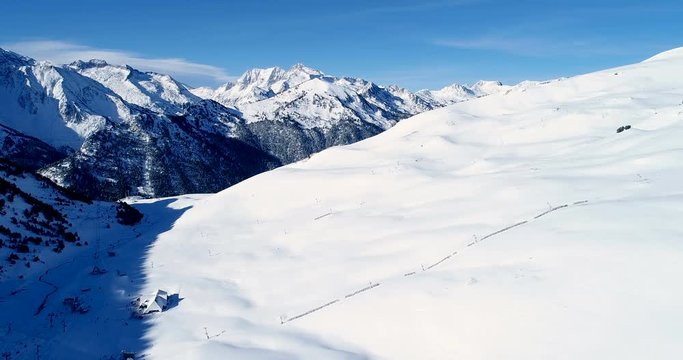 Vue a&eacute;rienne au dessus d'une station de ski en hiver - montagne neige chaine de montagne blanc ciel bleu nuage rocher voyage vacance nature pic sommet