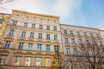 Naklejka premium yellow residential houses in a street at fall