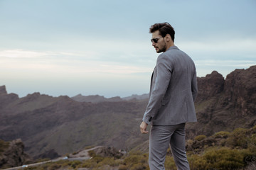 Naklejka premium Young businessman realxing and looking at the nature