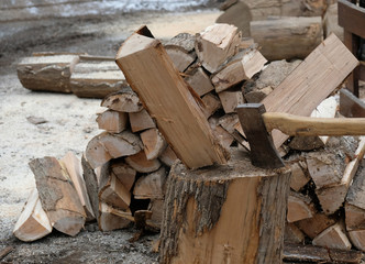 Ax splitting wood 8