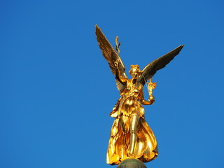 Friedensengel Friedensdenkmal München blauer Himmel