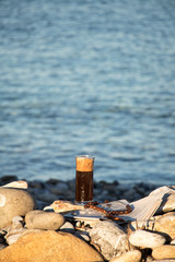 Entspannte Zeit am Meer mit Kaffee und Lesestoff