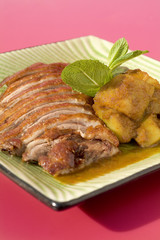 Magret de pato con berenjena al curry