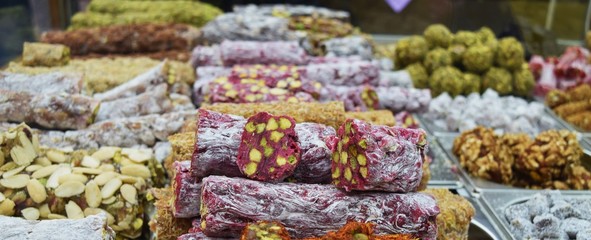 Loukoum rose farcis à la pistache sur un étal de patisseries arméniennes