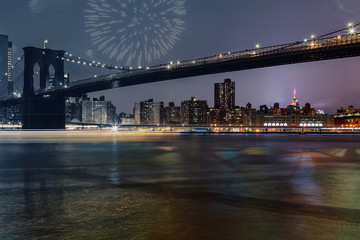Naklejka premium niesamowite błyszczące fajerwerki Most Brookliński o zmierzchu oglądany z Nowego Jorku.