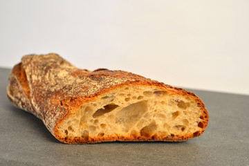 Brot, Baguette, Flöte, Weißbrot, knusprig, Kruste, Backwaren, Bäcker, Porung, Nahrungsmittel, Essen,  Bäckerhandwerk, Kohlehydrate, Weizenmehl, Hefe
